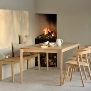 Ethnicraft Bok Tisch ist Esstisch aus massiver Eiche, ideal für ruhige Cocooning-Momente und winterliche Wohnideen. Hier in hell mit passenden Stühlen und Bank.