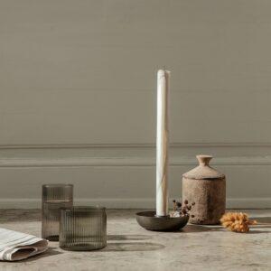 Die Ferm Living Dryp Stabkerzen setzen mit ihren natürlichen Farbtönen warme Akzente – einzeln wie hier oder auch im Doppelpack.