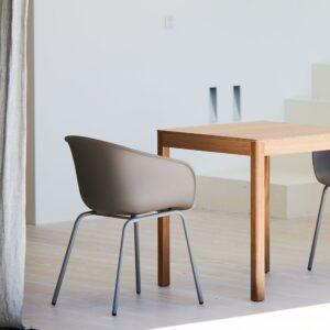 Der Jan Kurtz Mato Stuhl ist ausgesprochen bequem. Die Kunststoff-Sitzschale umschließt einen und gibt sofort ein wohliges Gefühl. Hier in dunklem Taupe mit farblich passende Stahlgestell.