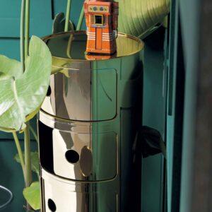 Ein echtes Goldstück: der Kartell Componibili schimmert vor der grünen Pflanze besonders schön. Absolut alltagstauglich!