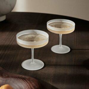 Geriffelte Champagnerschalen von Ferm Living mit prickelndem Drink für das Valentinstag Dinner zu Hause.